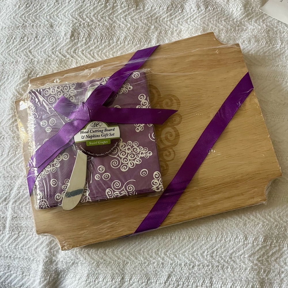 NWT Wrapped Wood Cutting Board, Napkin and Knife gift set.